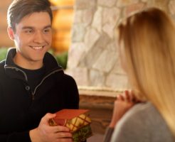 クリスマスプレゼントを彼女に贈るなら？社会人や40代の場合はどうする？