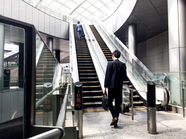 ビジネスで年賀状を出す場合には基本的に宛名に「ご家族様」は使わない