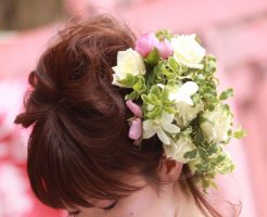 結婚式の花嫁の髪型で顔型別・小顔に見せるコツやティアラ選び！