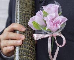 コサージュを卒業式に付ける位置は？黒もあり？コートを着る場合は？