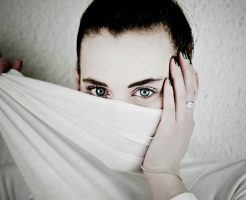 女なのにひげが生える原因は？剃ると濃くなる？剃り方は？