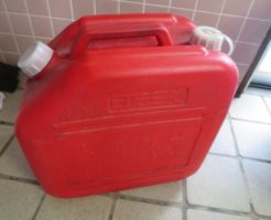 玄関タイルに灯油をこぼしてしまった！そんな時どうすれば良いの？